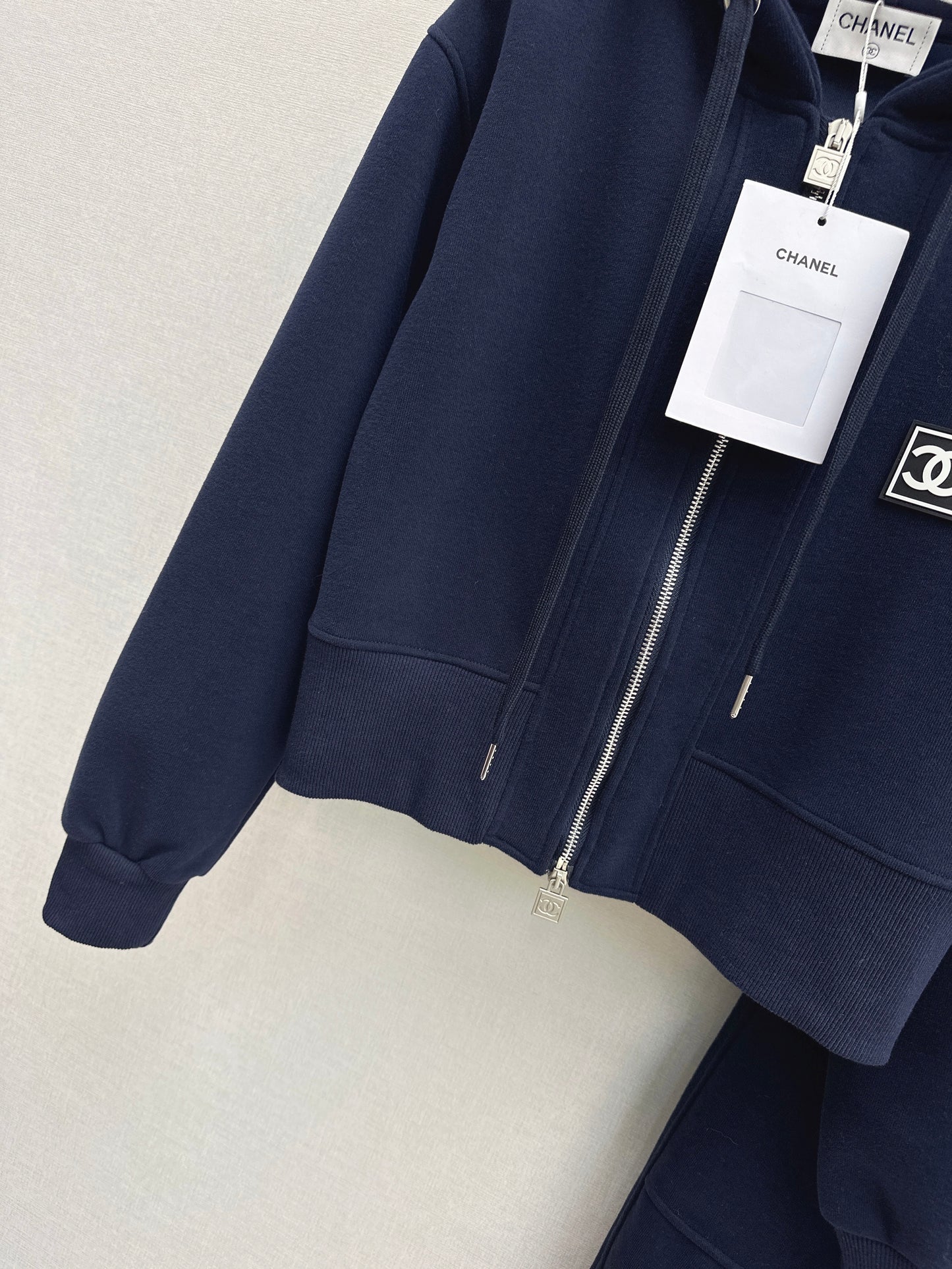 Casual Suit with Logo Badge Decoration