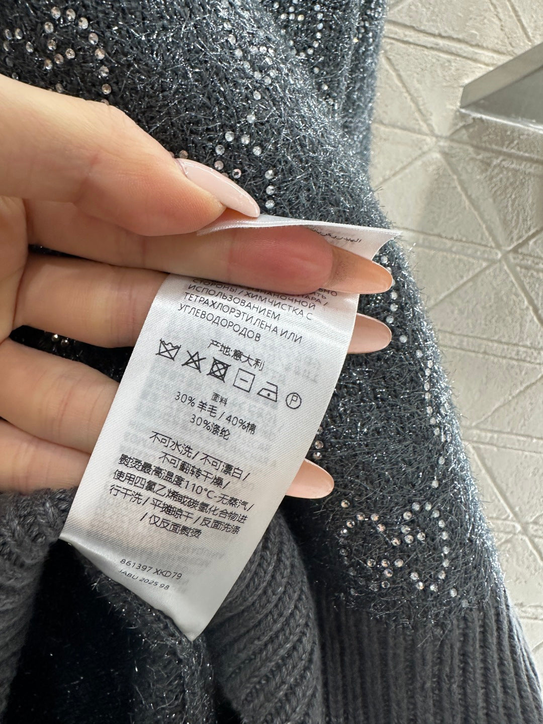 Rhinestone-stamped Collar Sweater