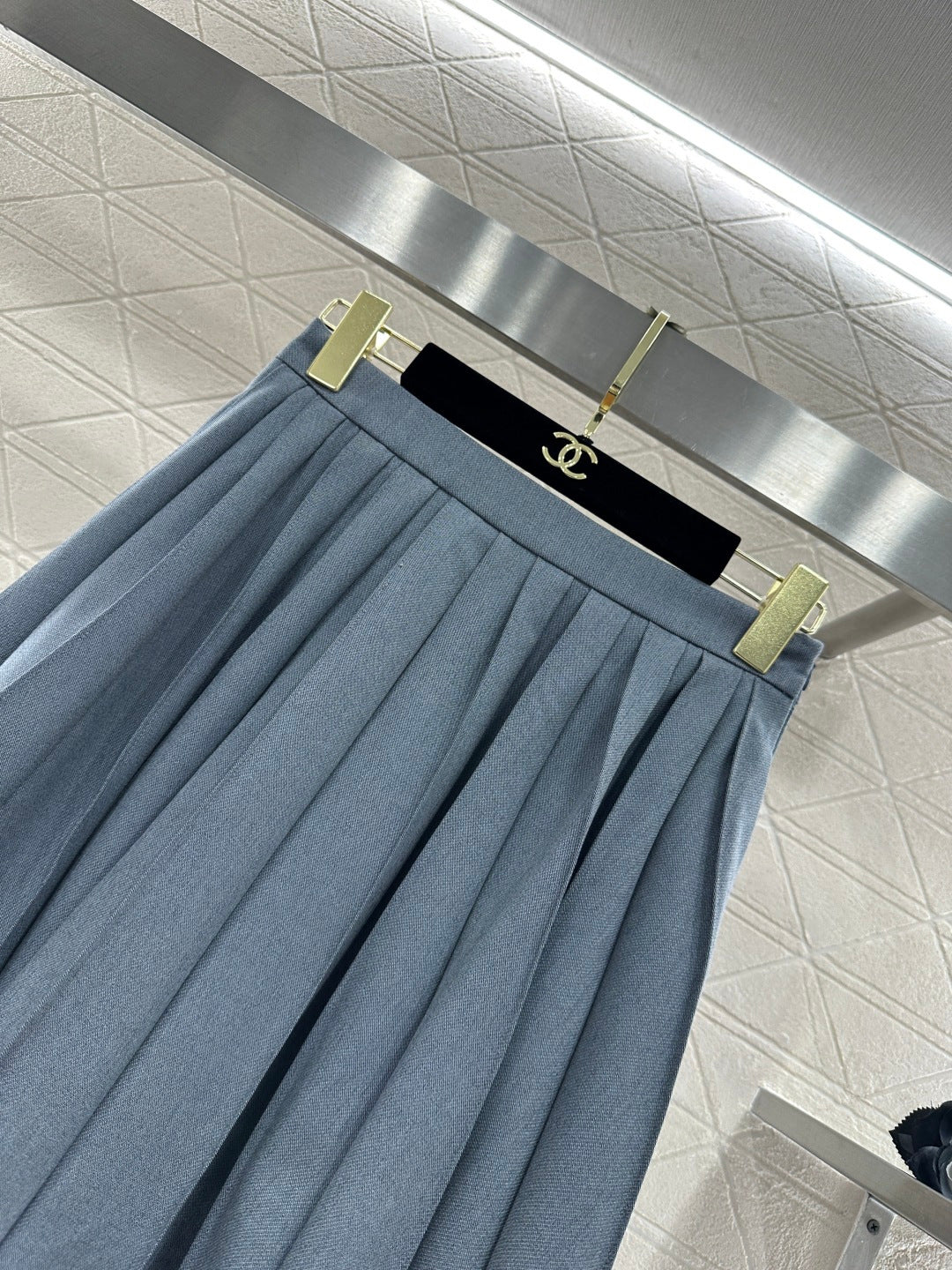 Color-blocked Stand-up Collar Jacket/Pleated Skirt