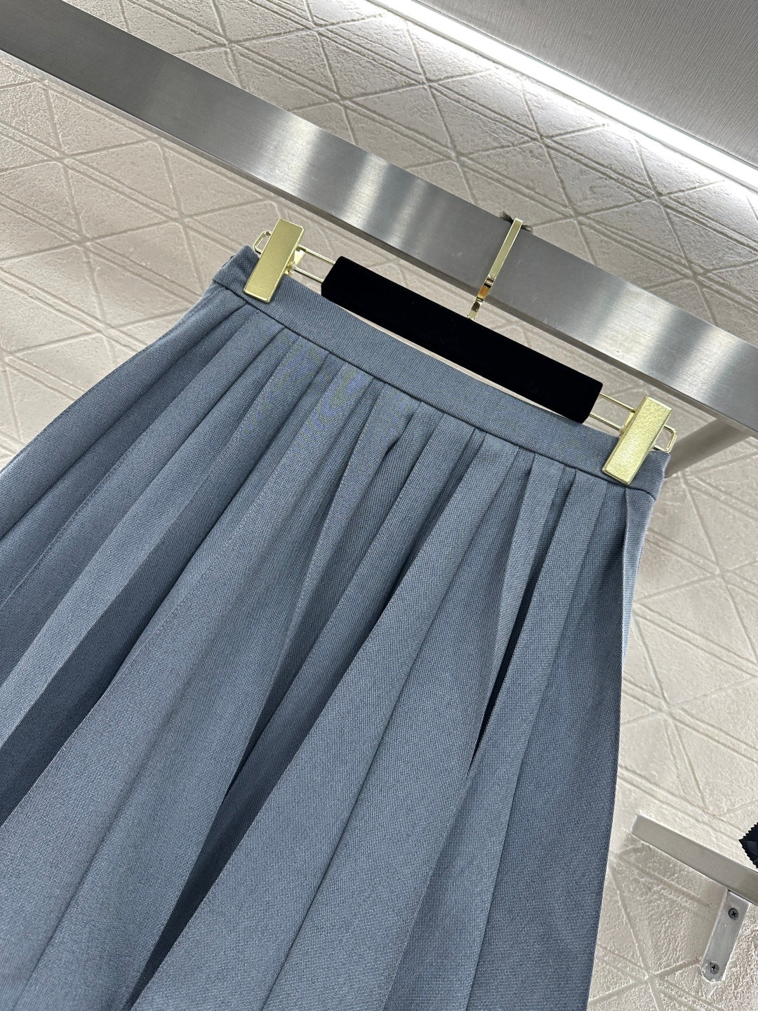 Color-blocked Stand-up Collar Jacket/Pleated Skirt
