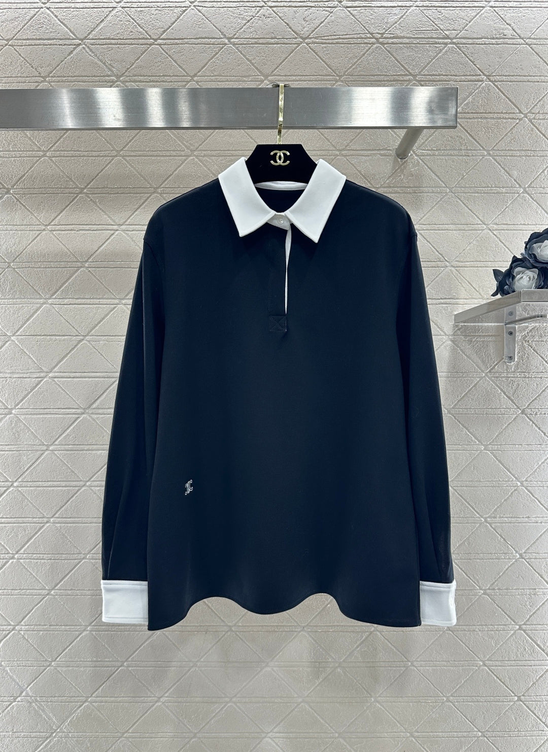 Long-sleeved top with collared design