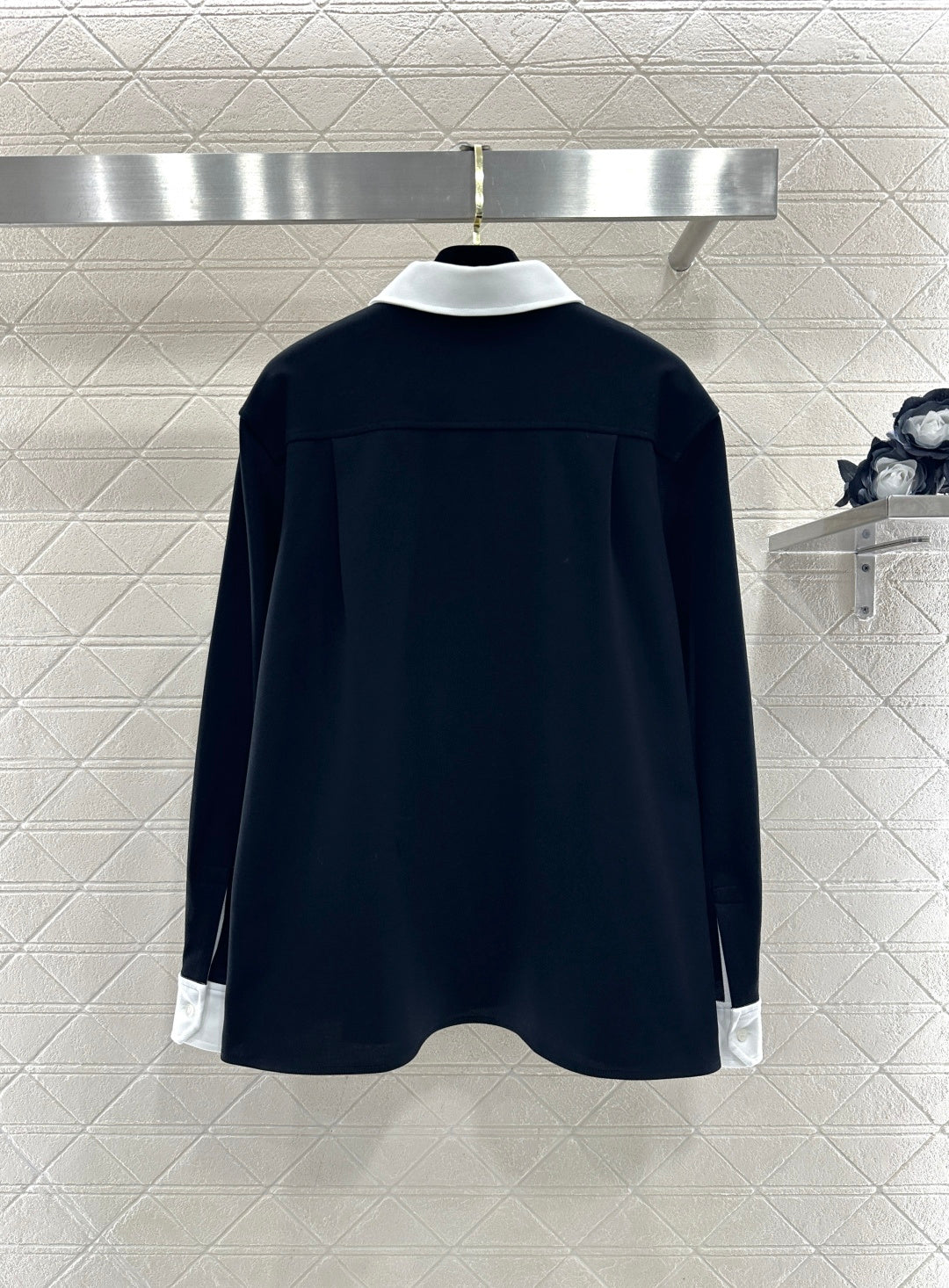 Long-sleeved top with collared design