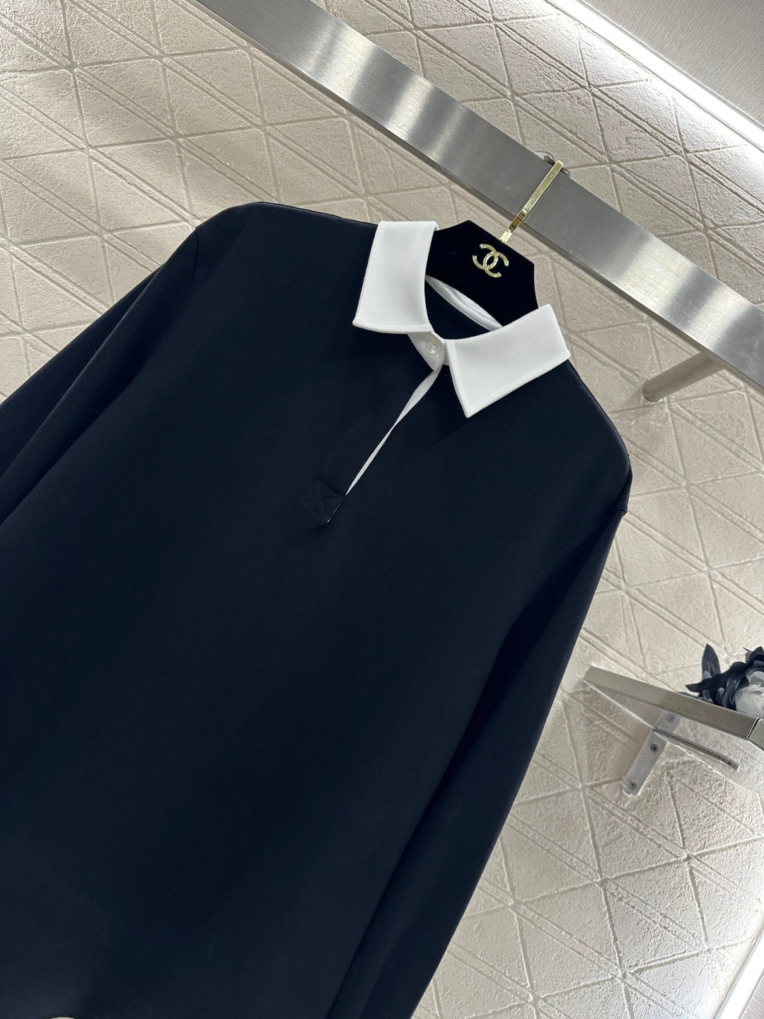 Long-sleeved top with collared design