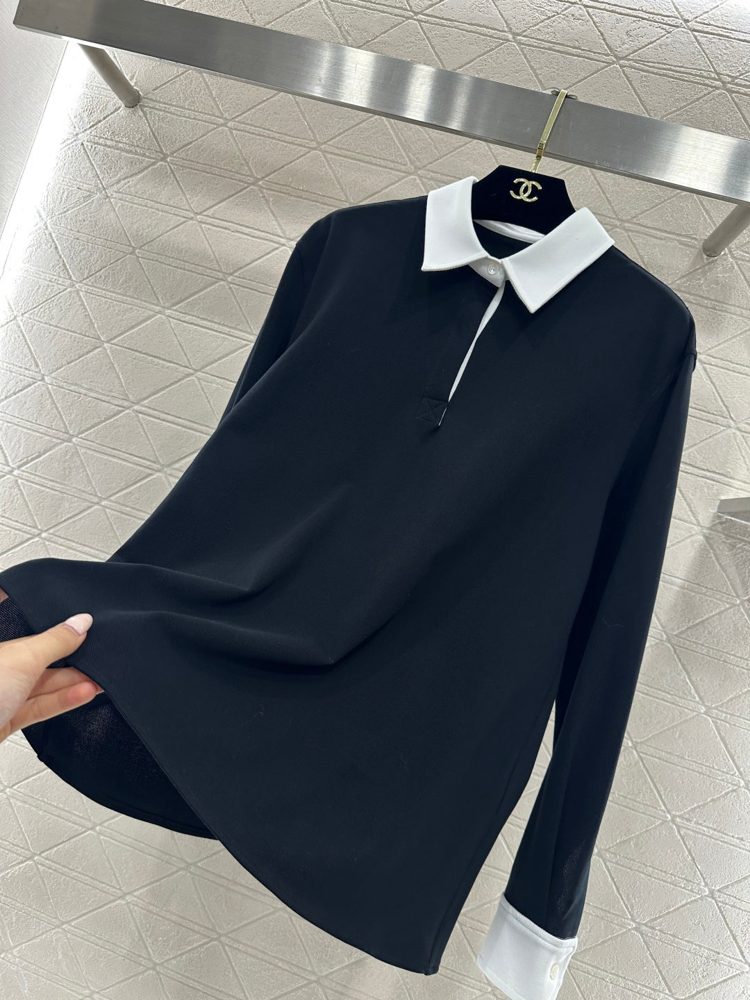 Long-sleeved top with collared design