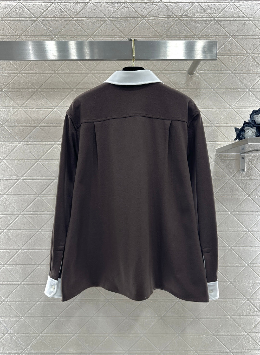 Long-sleeved top with collared design