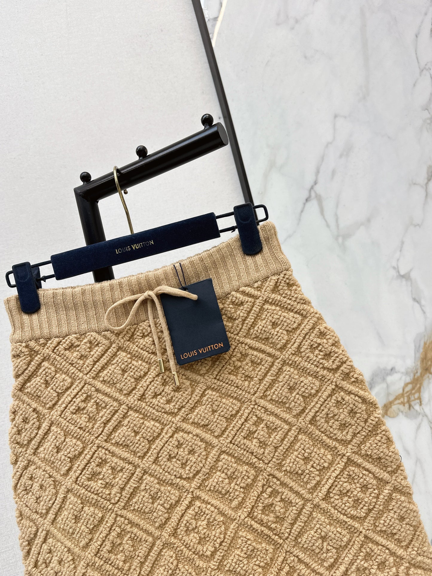 Embossed pattern cardigan/Skirt