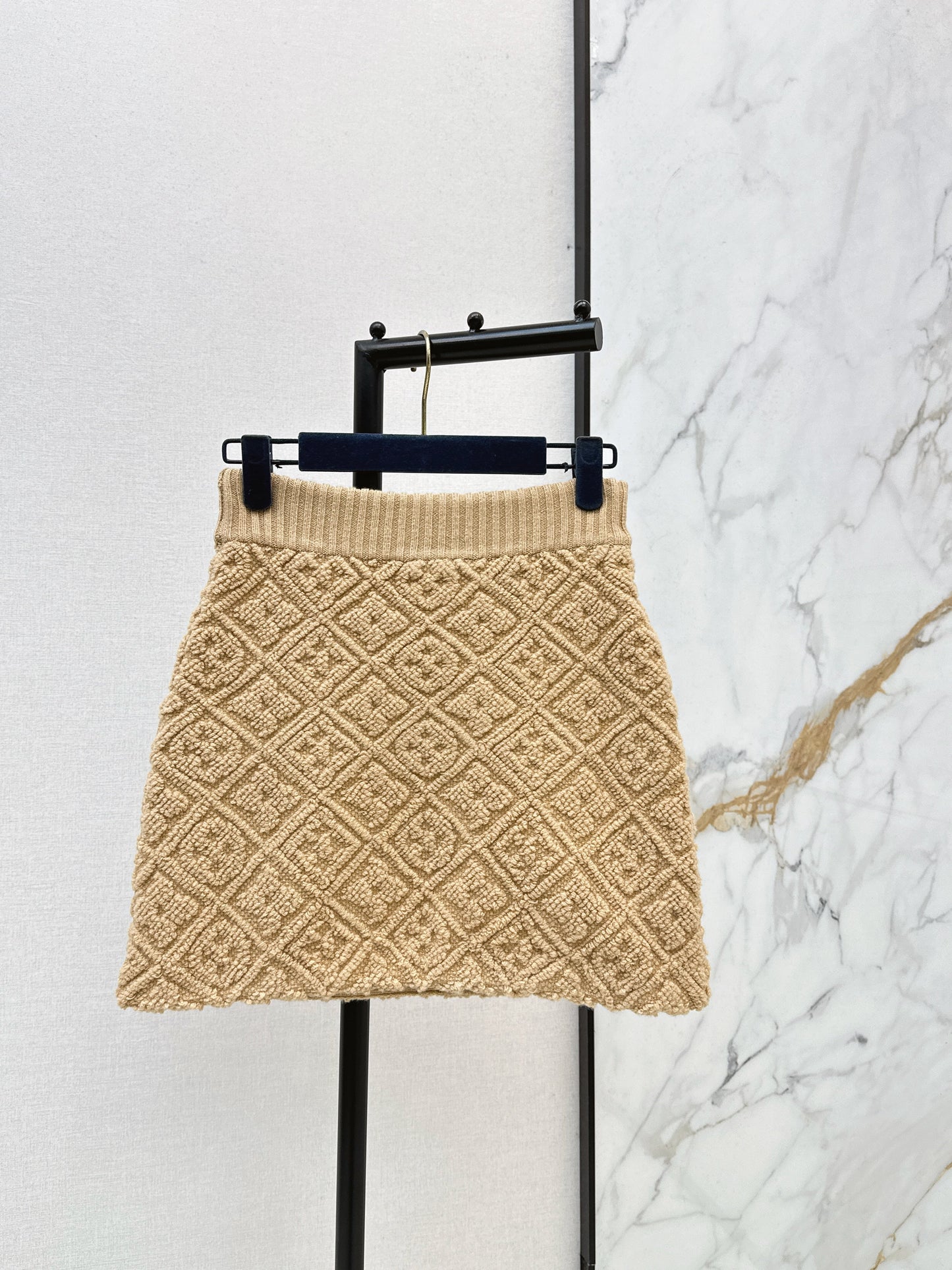 Embossed pattern cardigan/Skirt