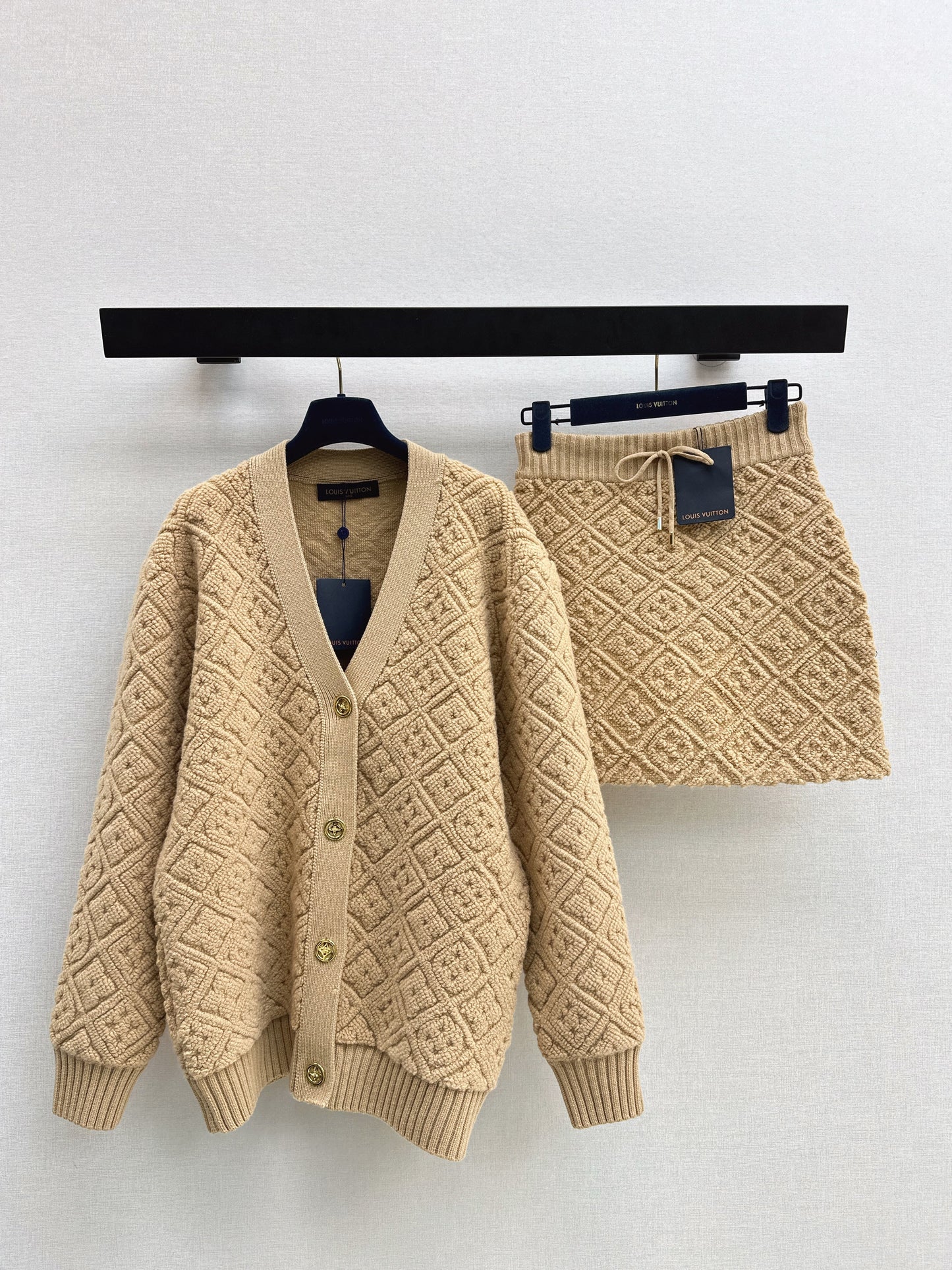 Embossed pattern cardigan/Skirt