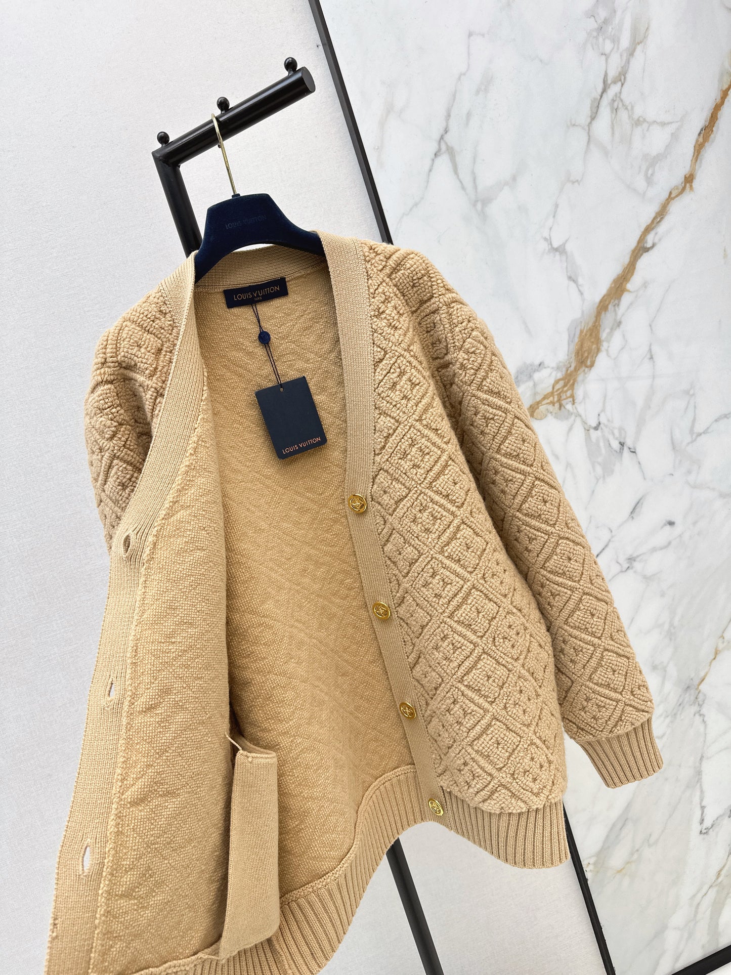 Embossed pattern cardigan/Skirt