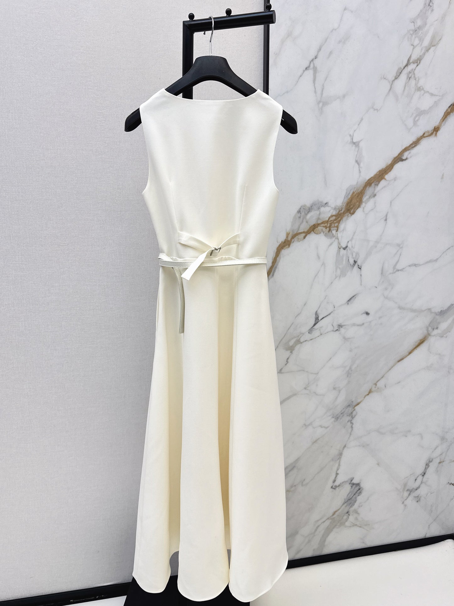 Sleeveless mini dress with bow