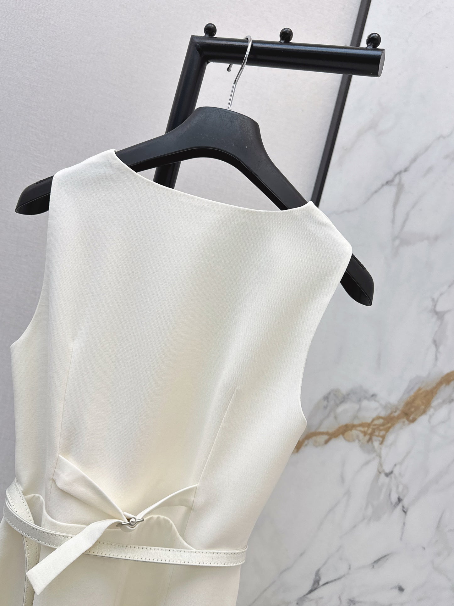 Sleeveless mini dress with bow
