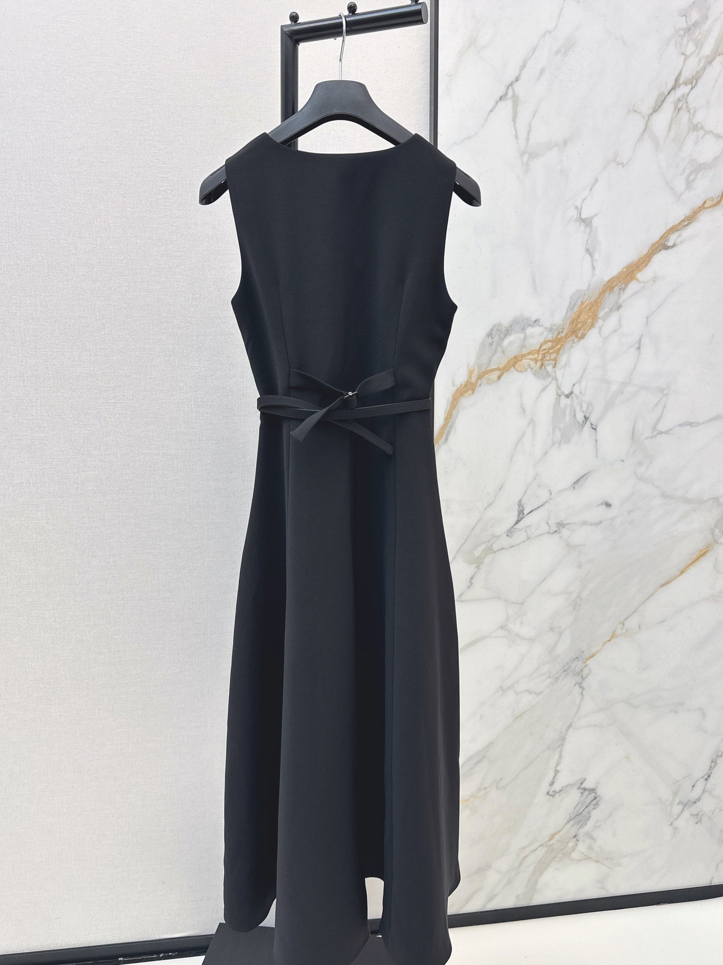 Sleeveless mini dress with bow