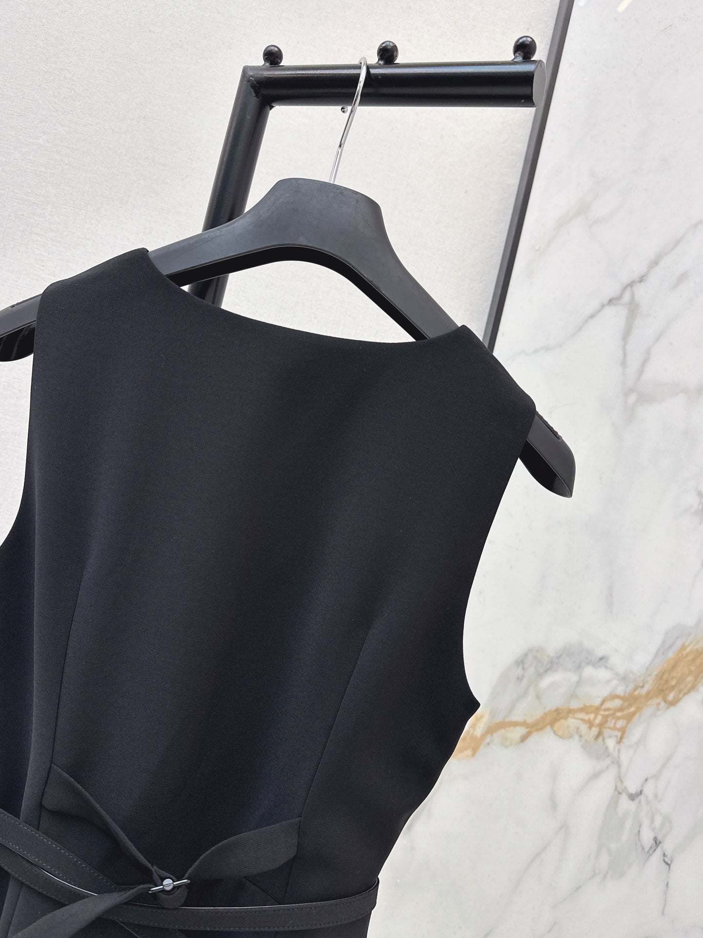 Sleeveless mini dress with bow