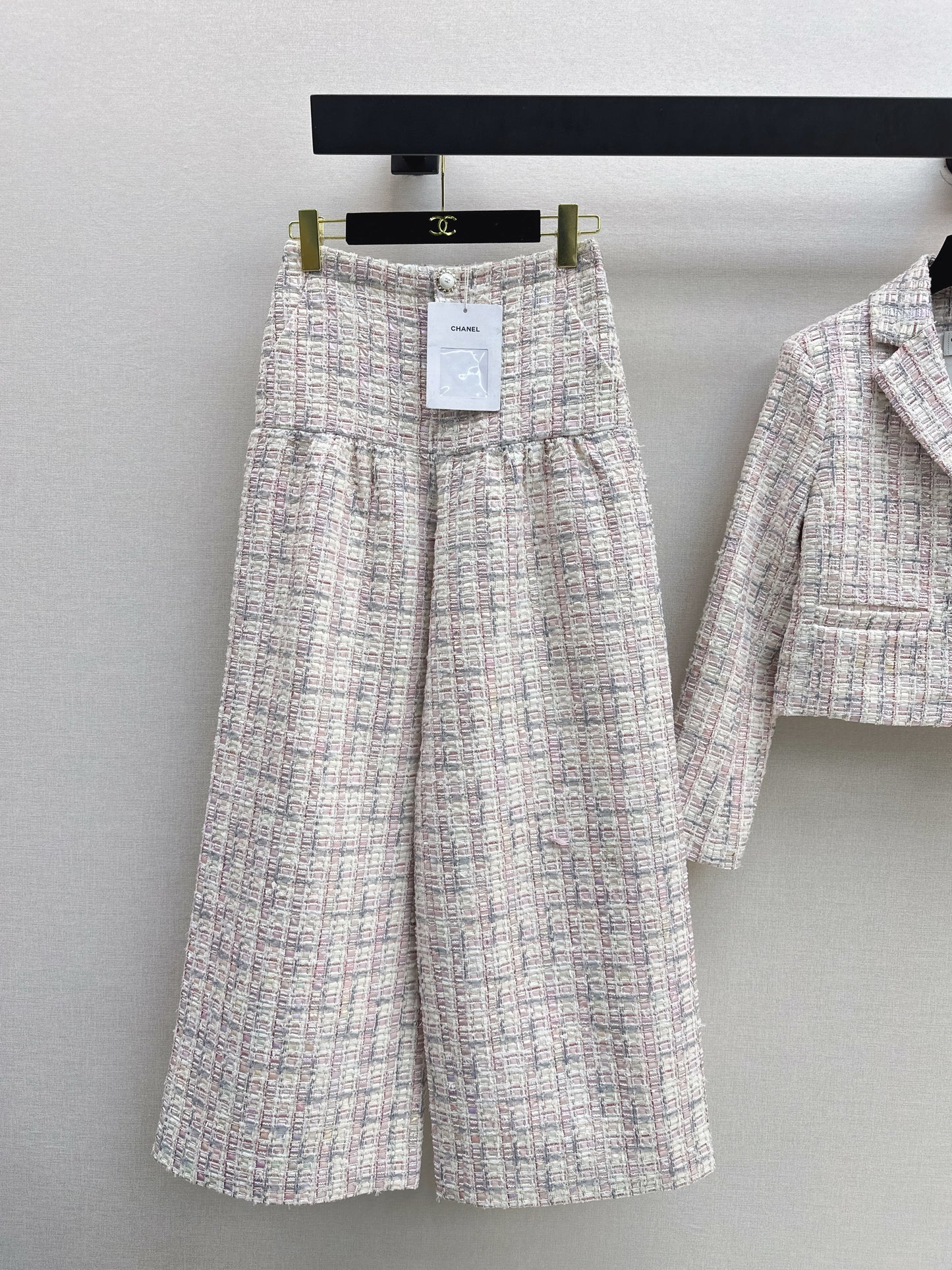 Short jacket/straight-leg trousers