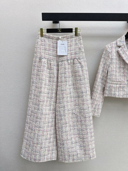 Short jacket/straight-leg trousers