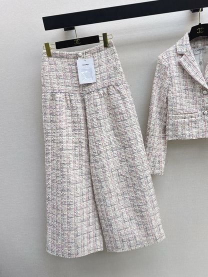 Short jacket/straight-leg trousers
