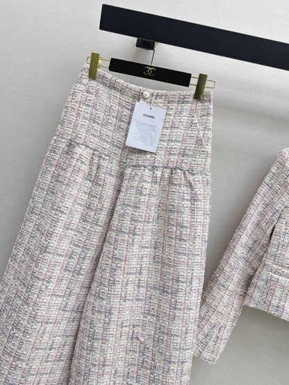 Short jacket/straight-leg trousers