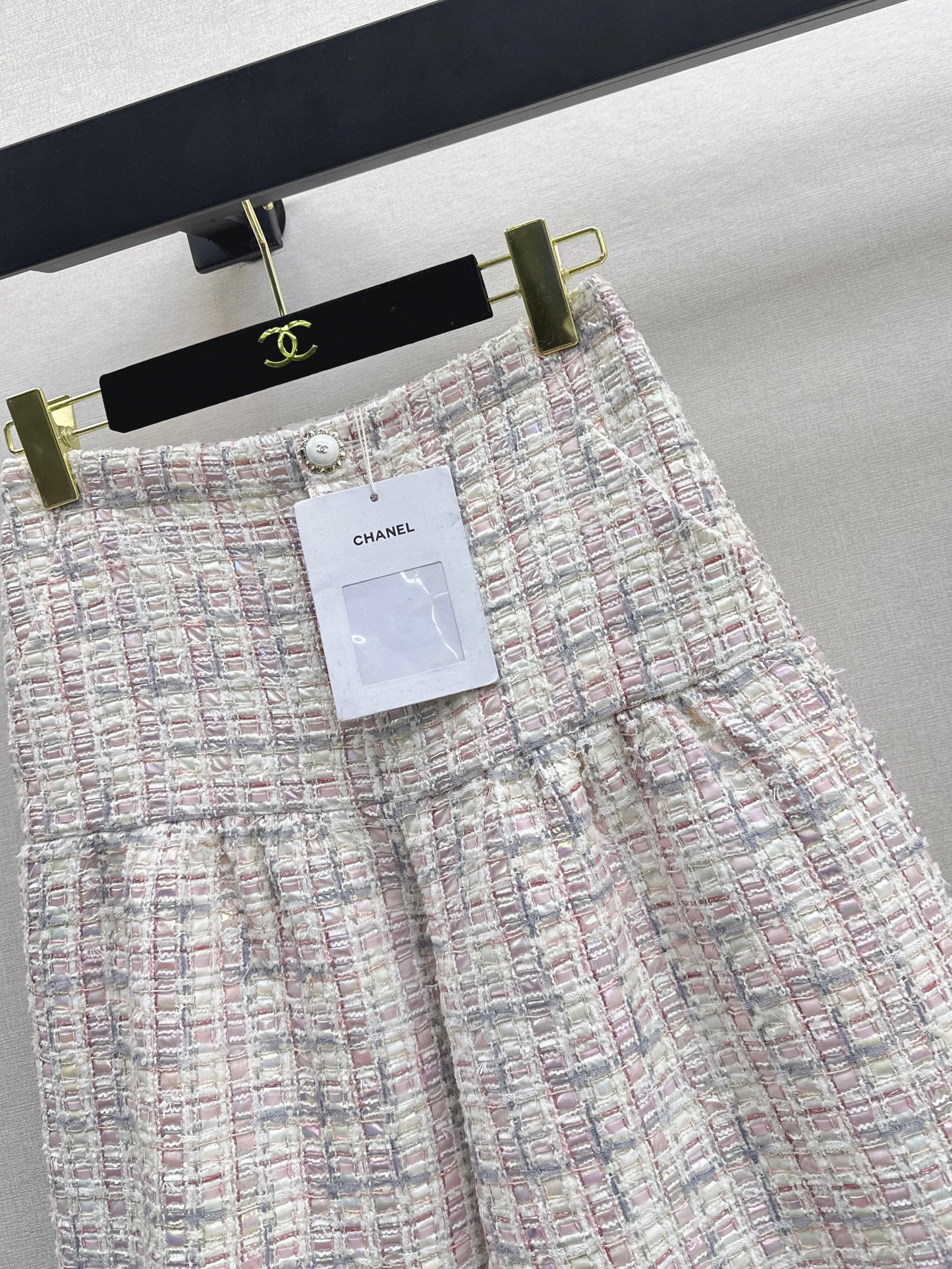 Short jacket/straight-leg trousers