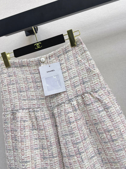 Short jacket/straight-leg trousers
