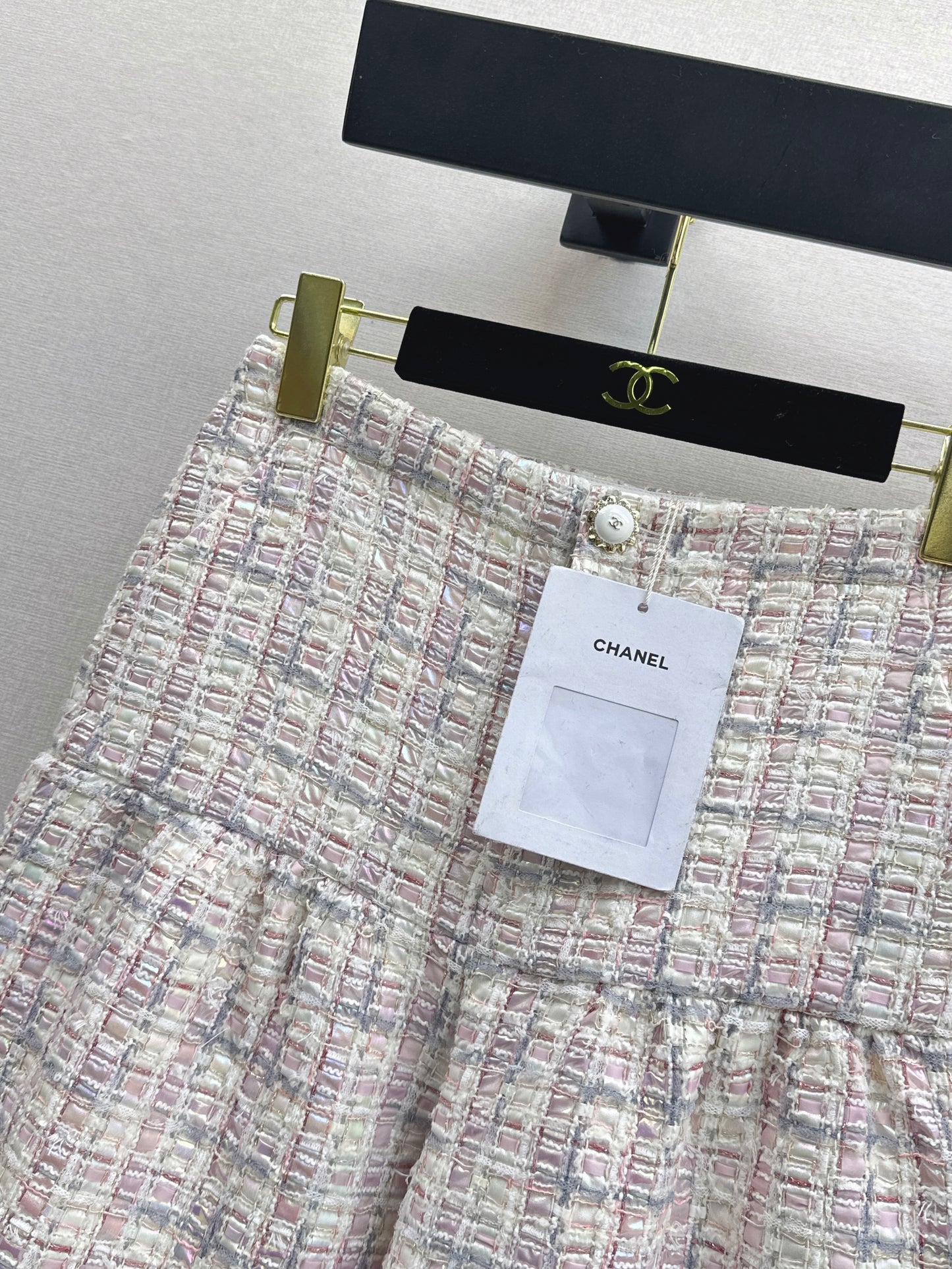 Short jacket/straight-leg trousers