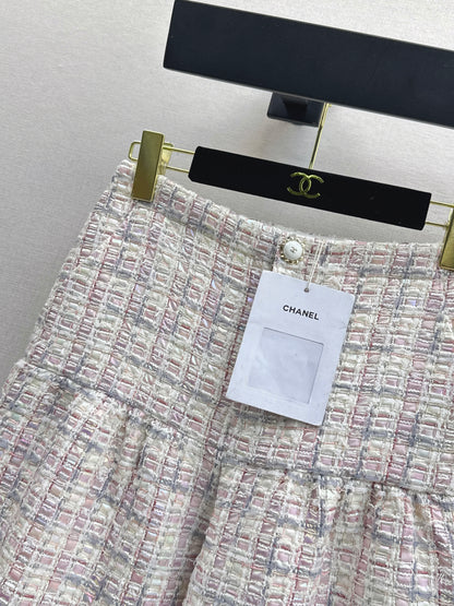 Short jacket/straight-leg trousers