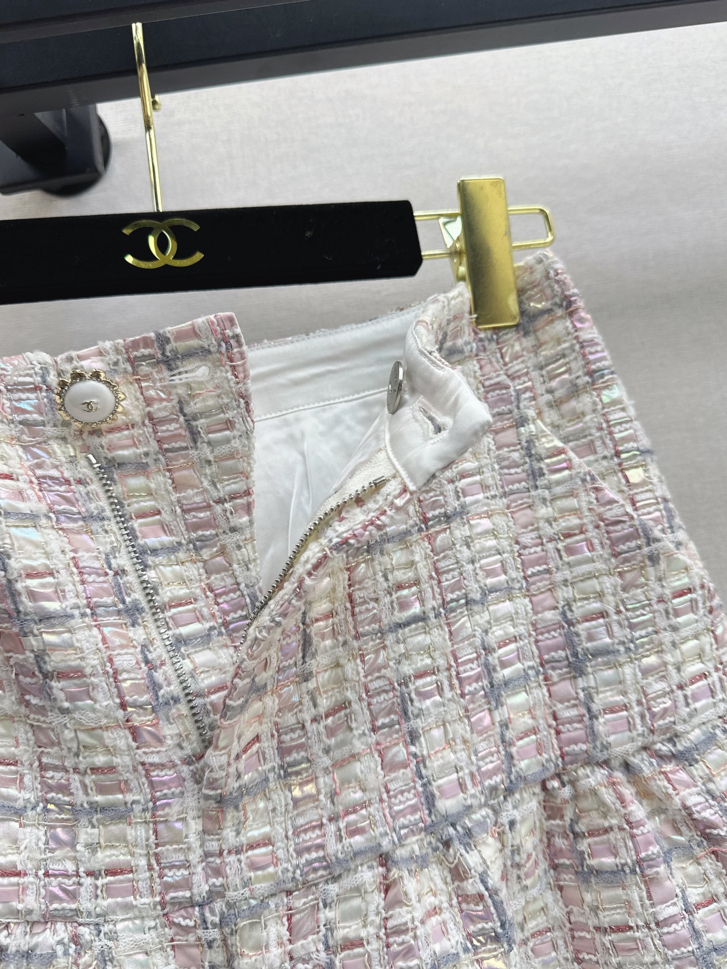 Short jacket/straight-leg trousers