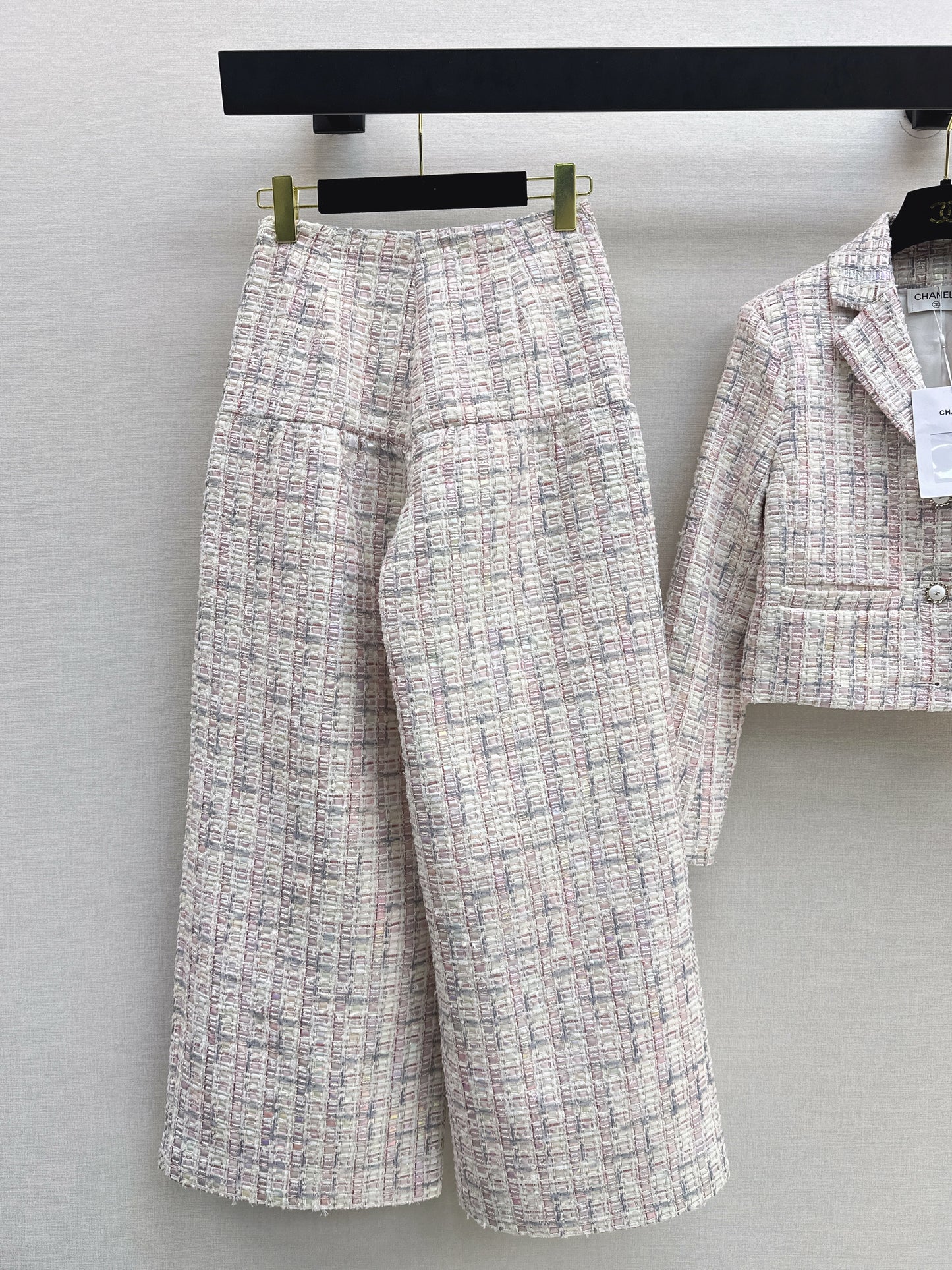 Short jacket/straight-leg trousers