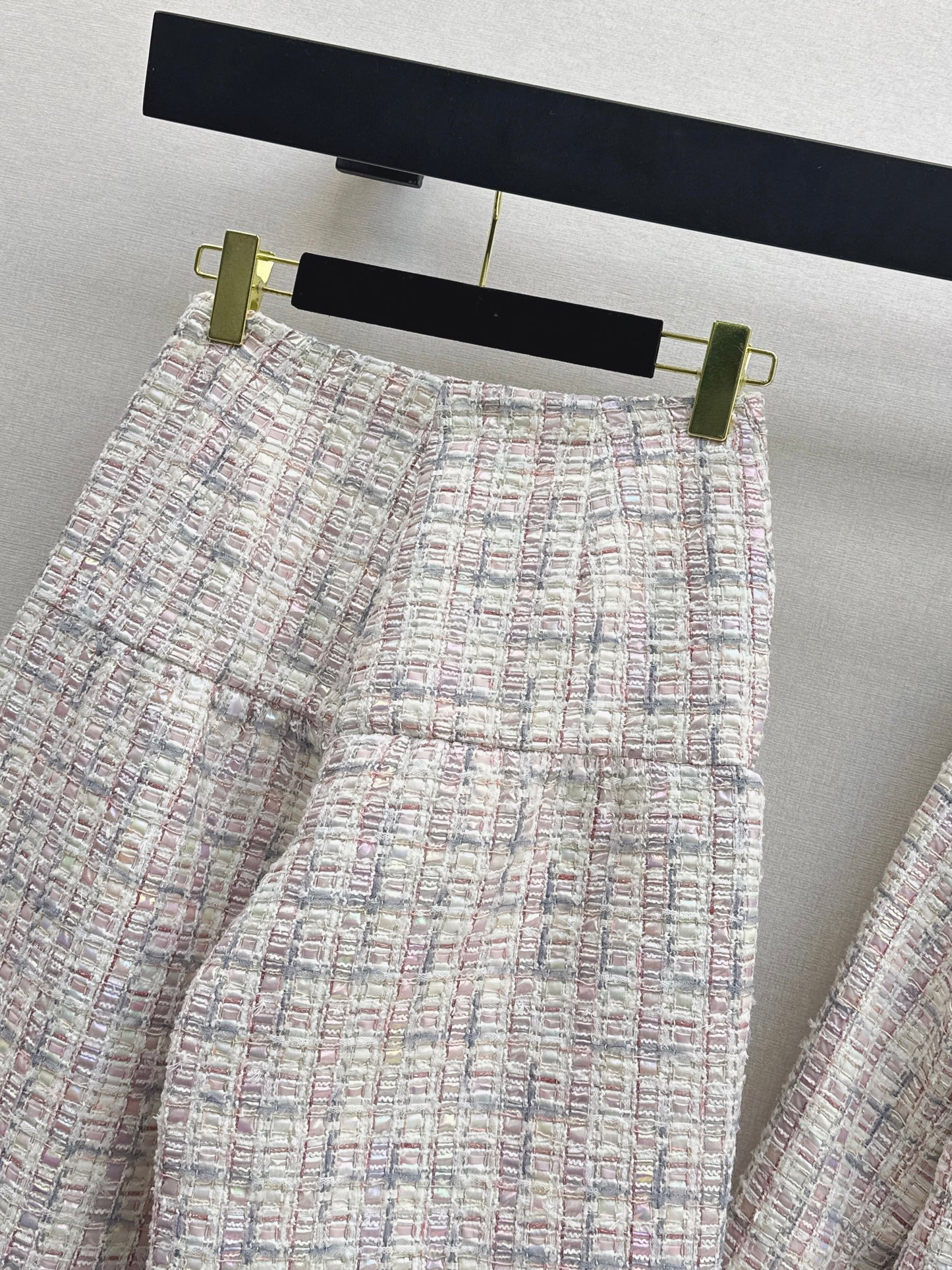 Short jacket/straight-leg trousers