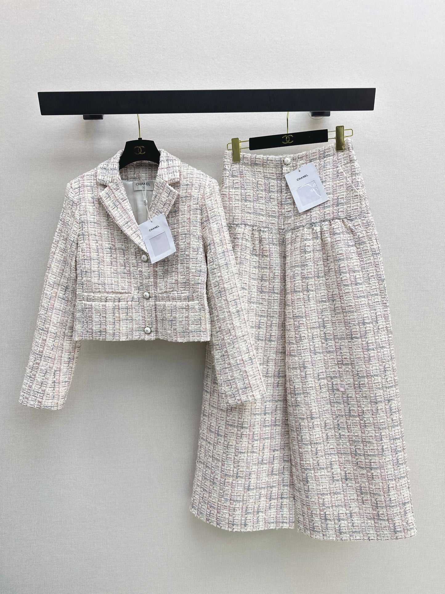 Short jacket/straight-leg trousers