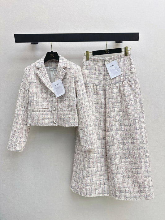 Short jacket/straight-leg trousers