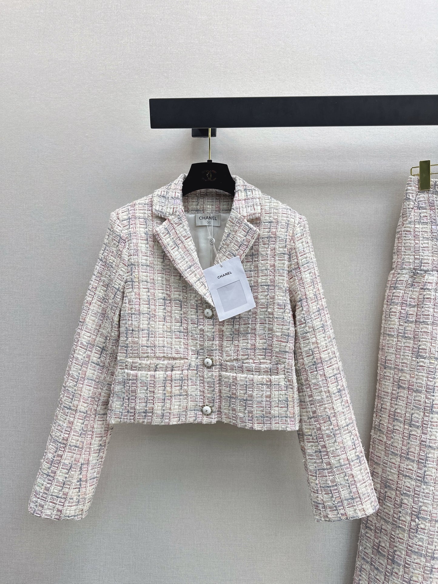 Short jacket/straight-leg trousers