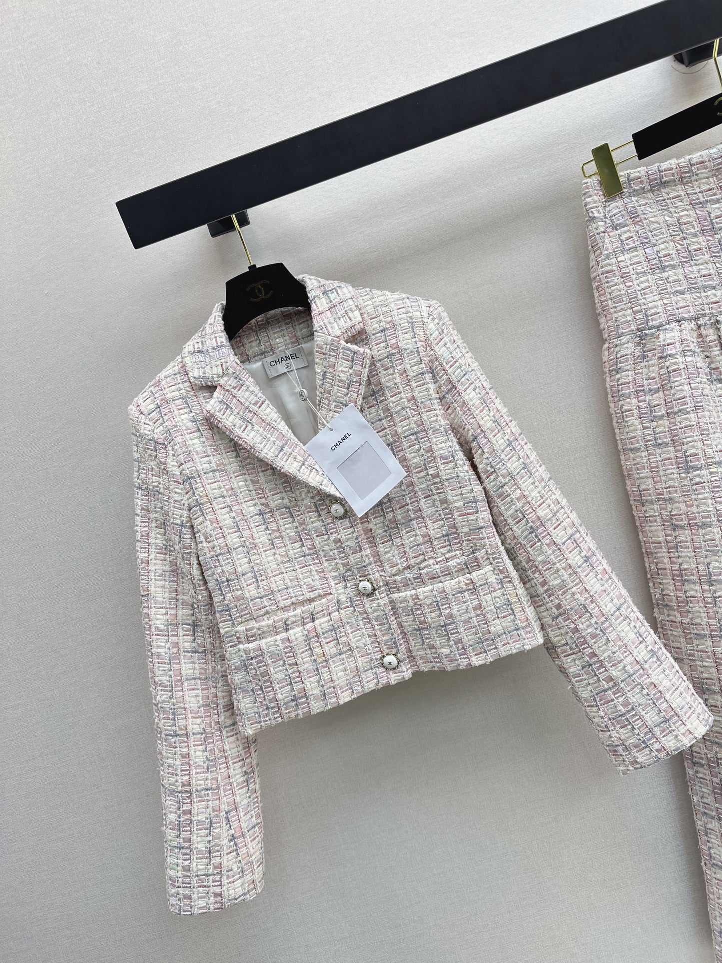 Short jacket/straight-leg trousers