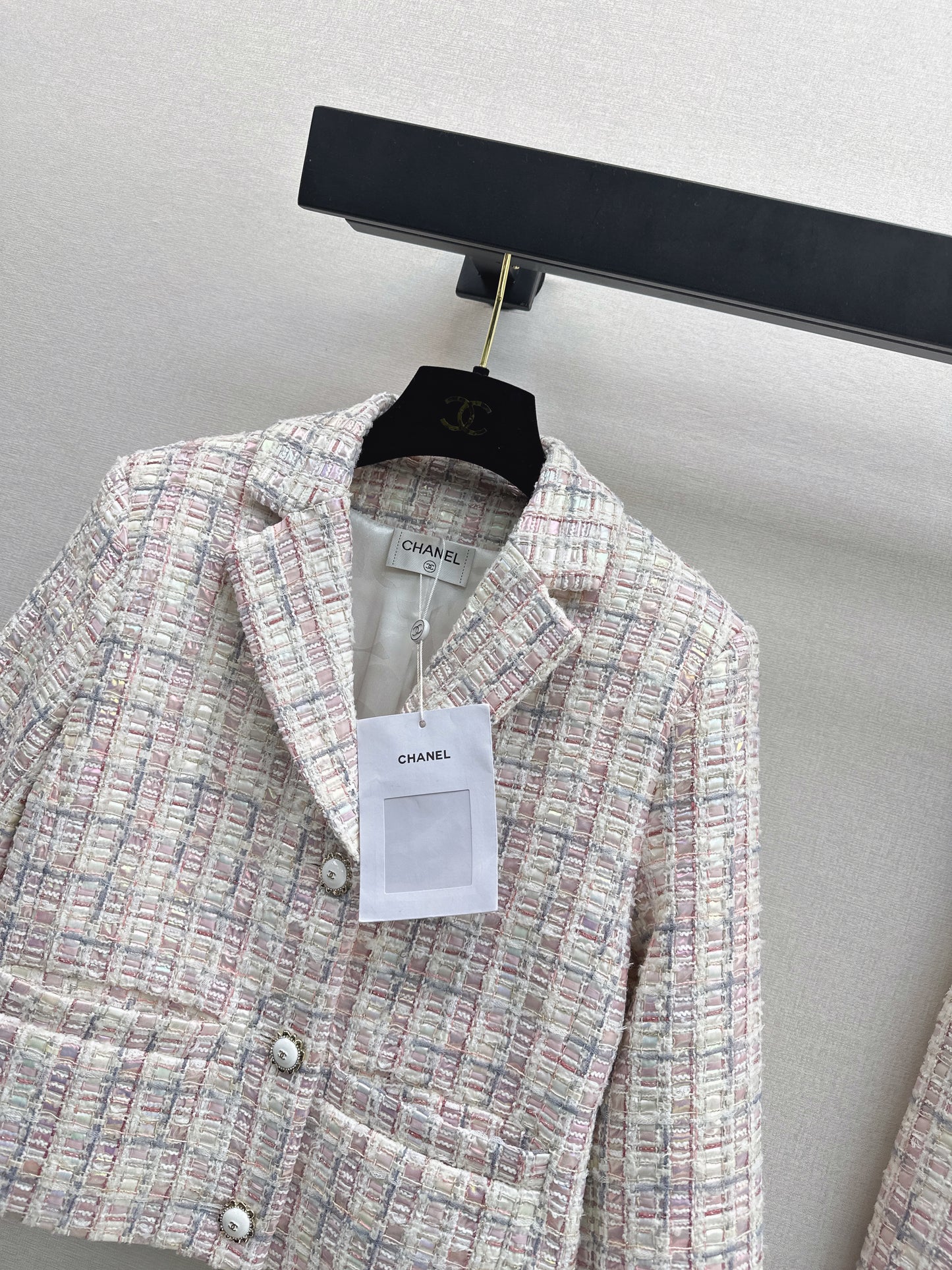 Short jacket/straight-leg trousers