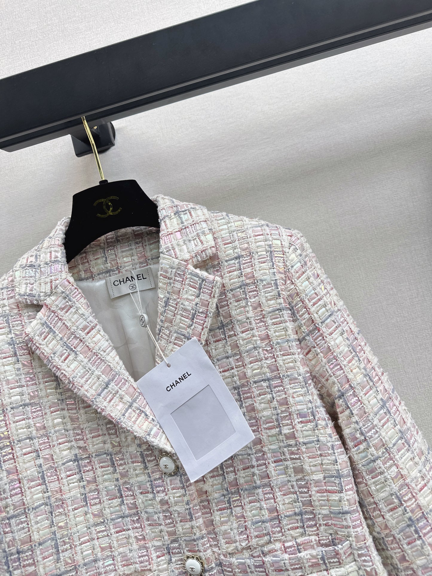 Short jacket/straight-leg trousers