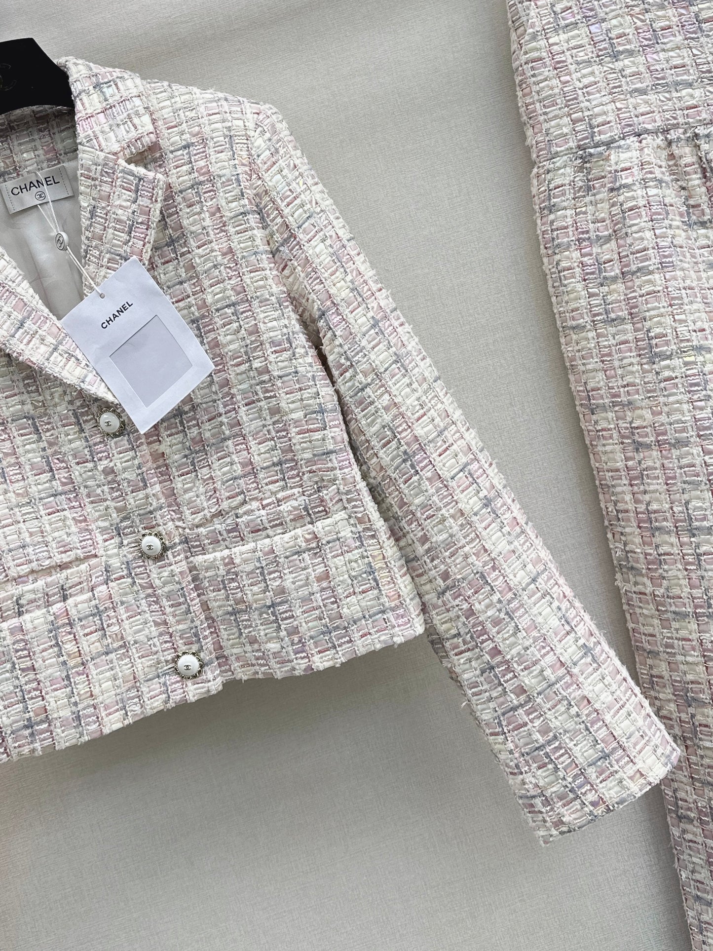 Short jacket/straight-leg trousers