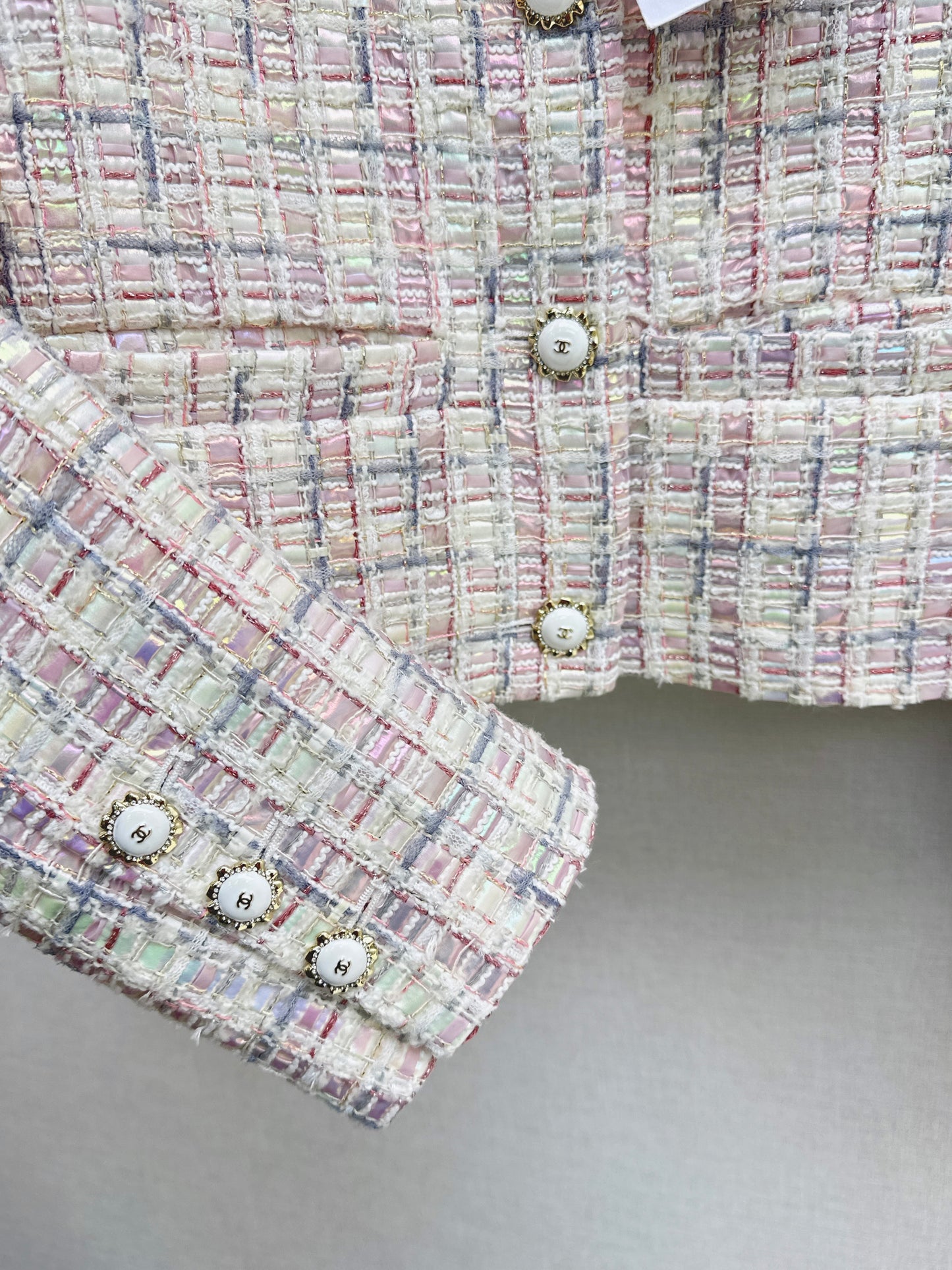 Short jacket/straight-leg trousers