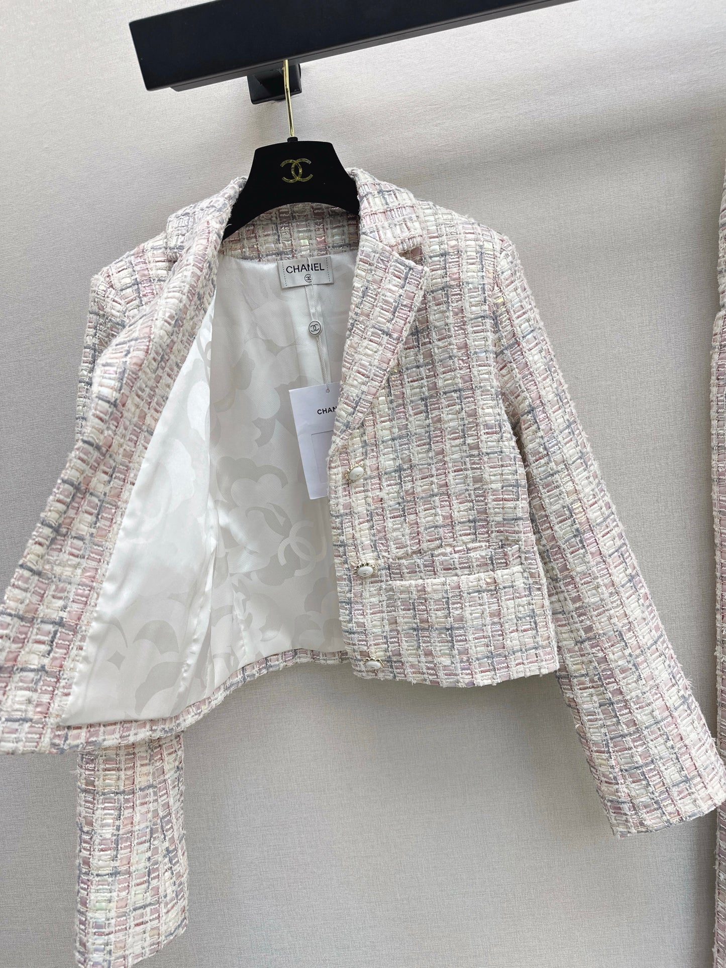 Short jacket/straight-leg trousers