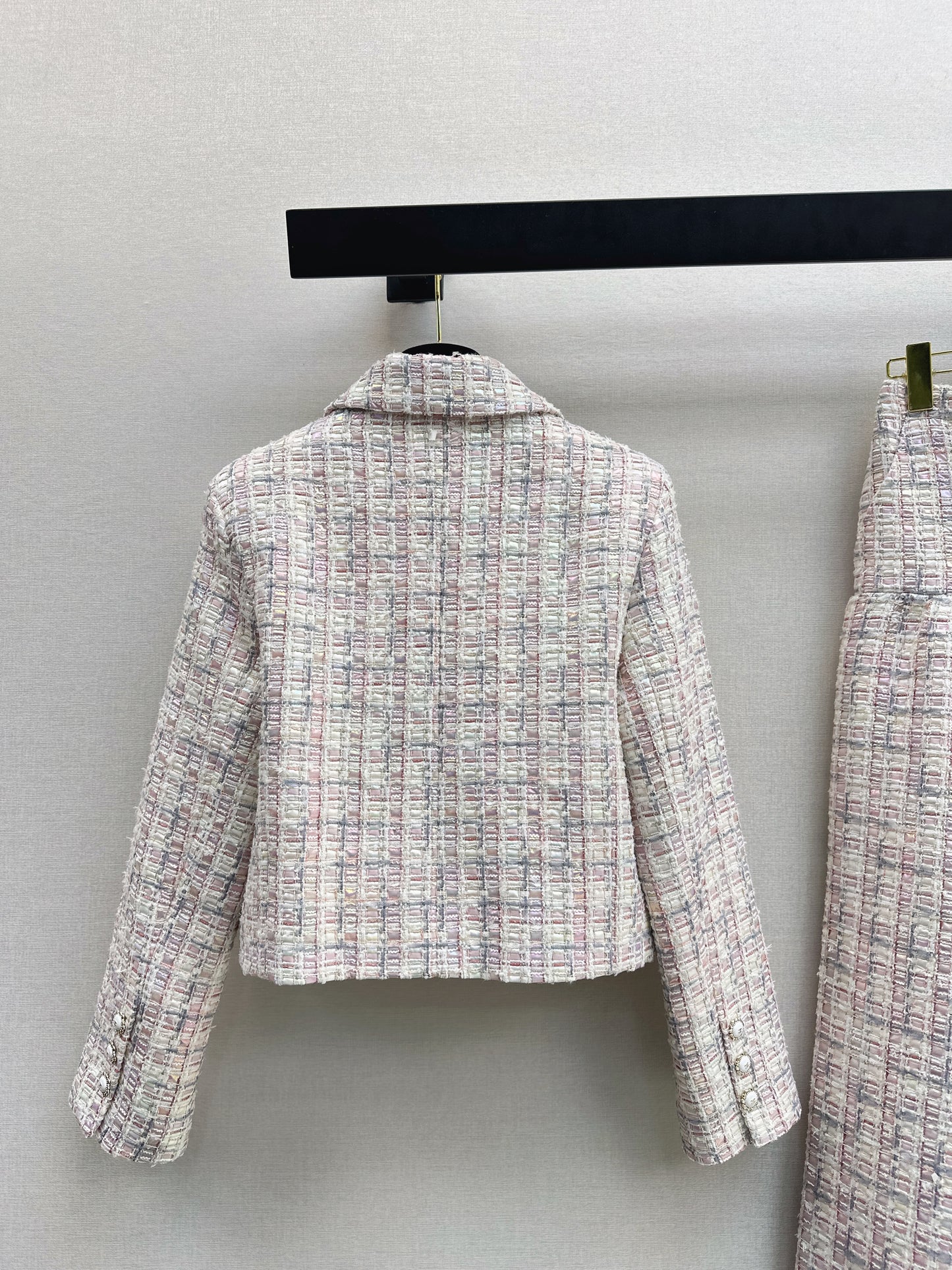 Short jacket/straight-leg trousers