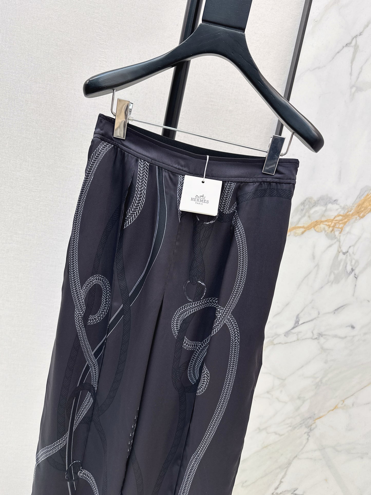 Long-sleeved printed shirt/straight-leg trousers