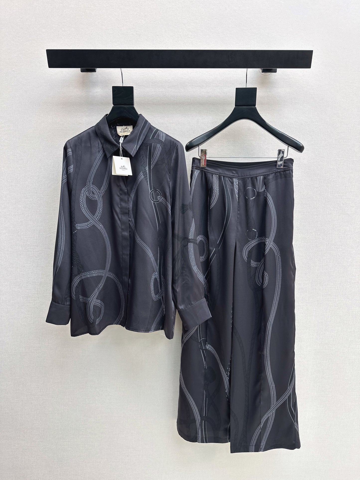 Long-sleeved printed shirt/straight-leg trousers