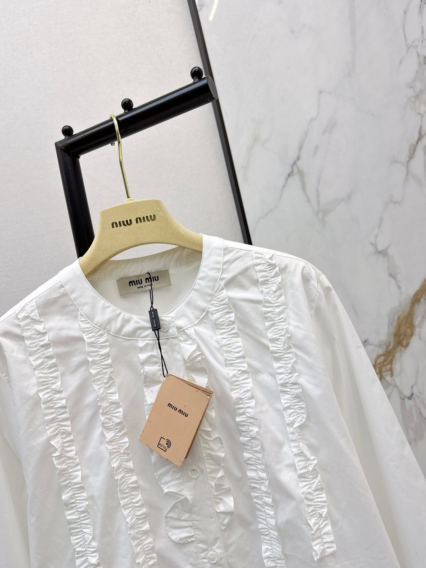 Ruffled trim long-sleeved shirt