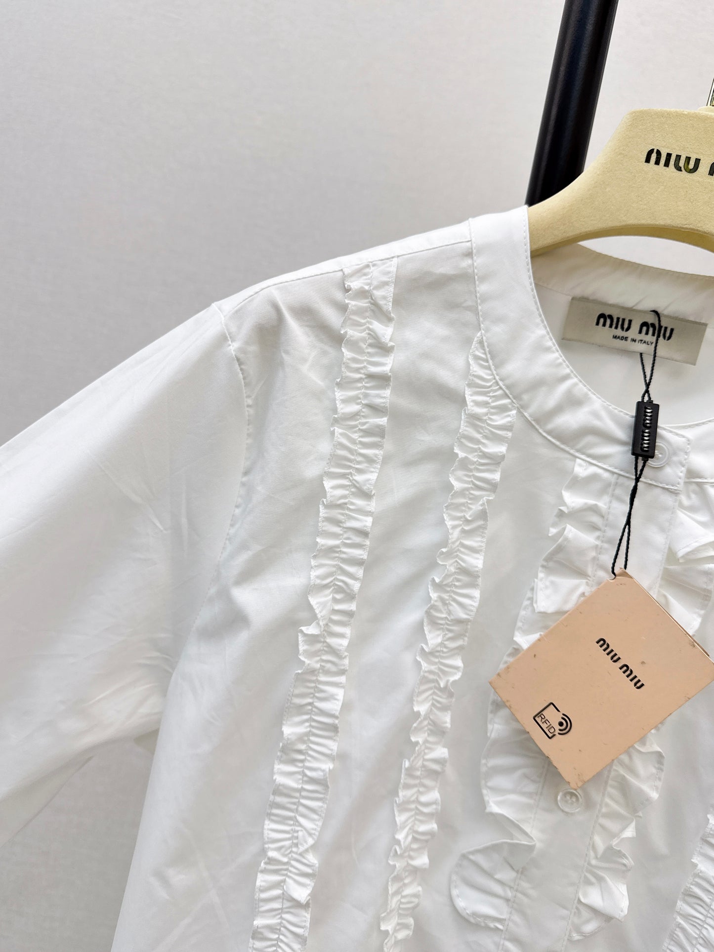 Ruffled trim long-sleeved shirt