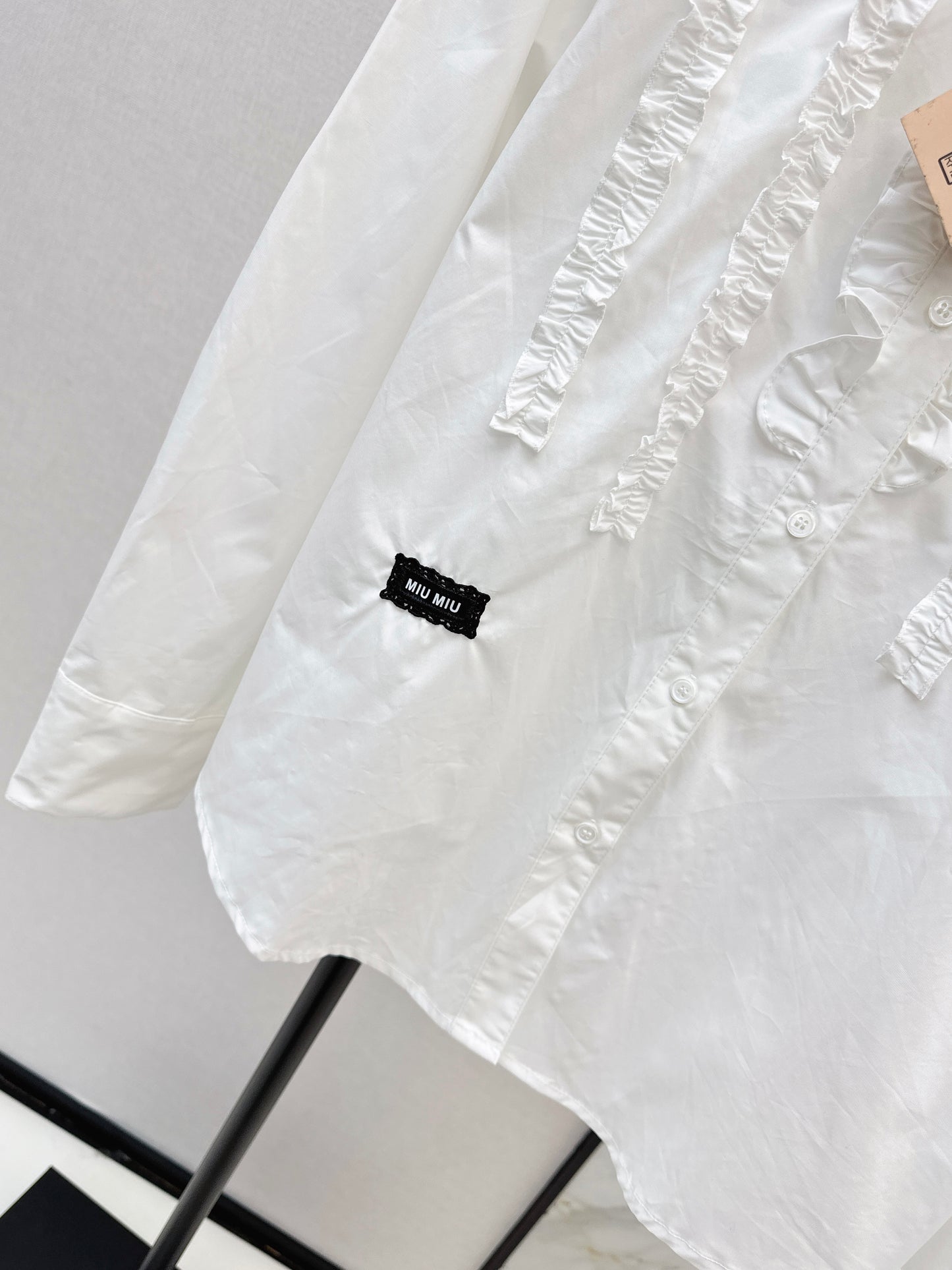 Ruffled trim long-sleeved shirt