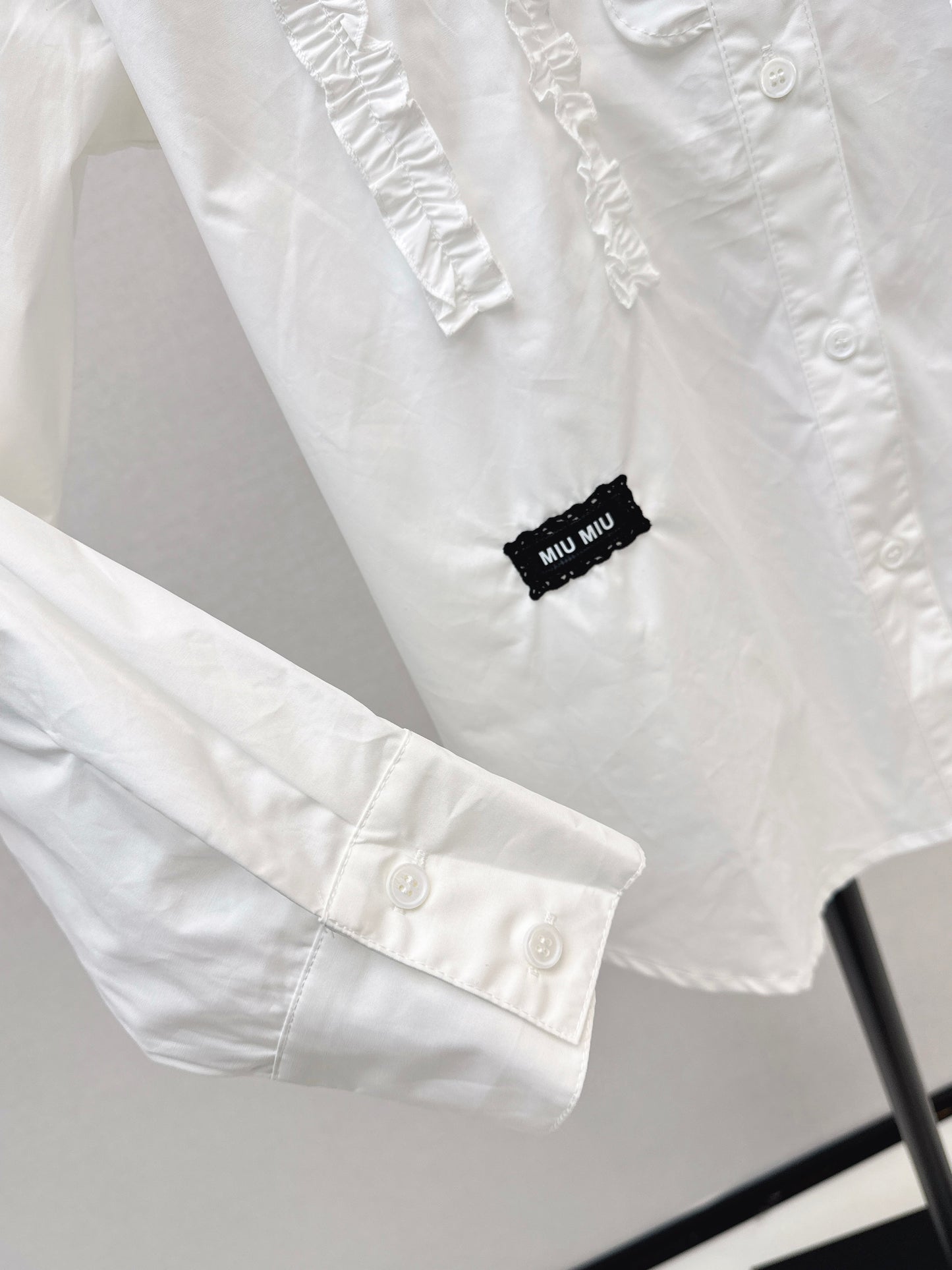Ruffled trim long-sleeved shirt