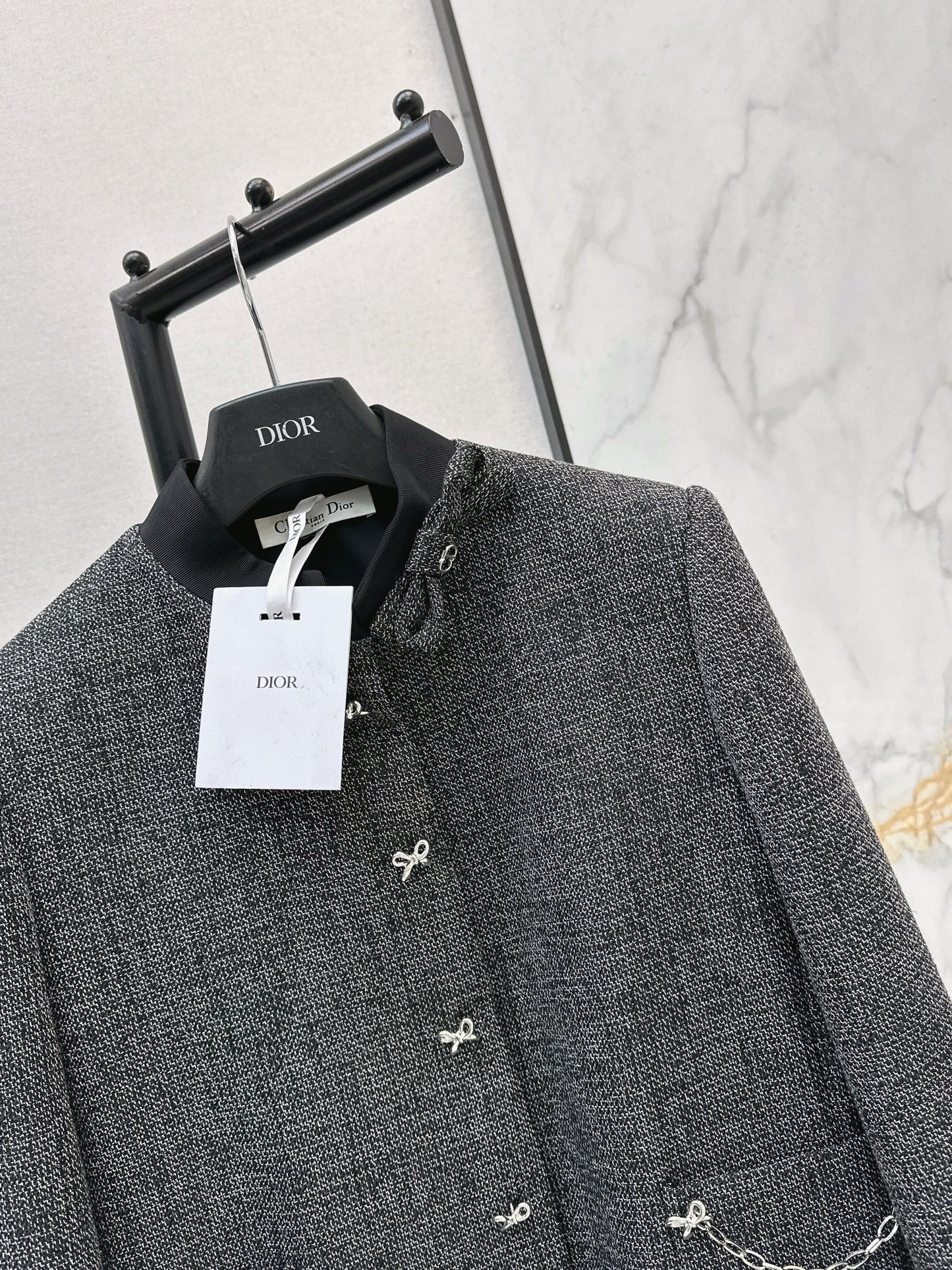 Chain-embellished stand-up collar coat