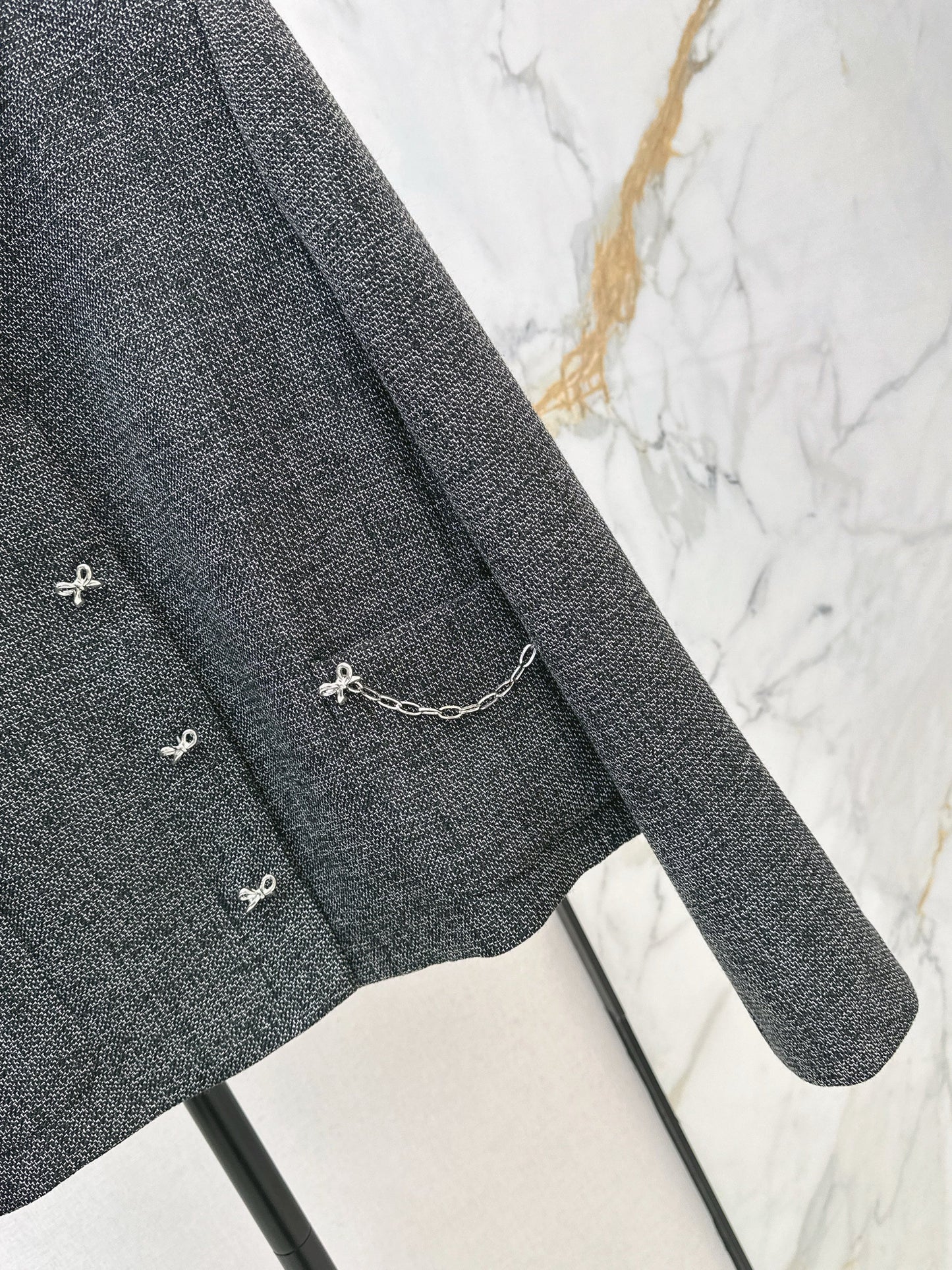 Chain-embellished stand-up collar coat