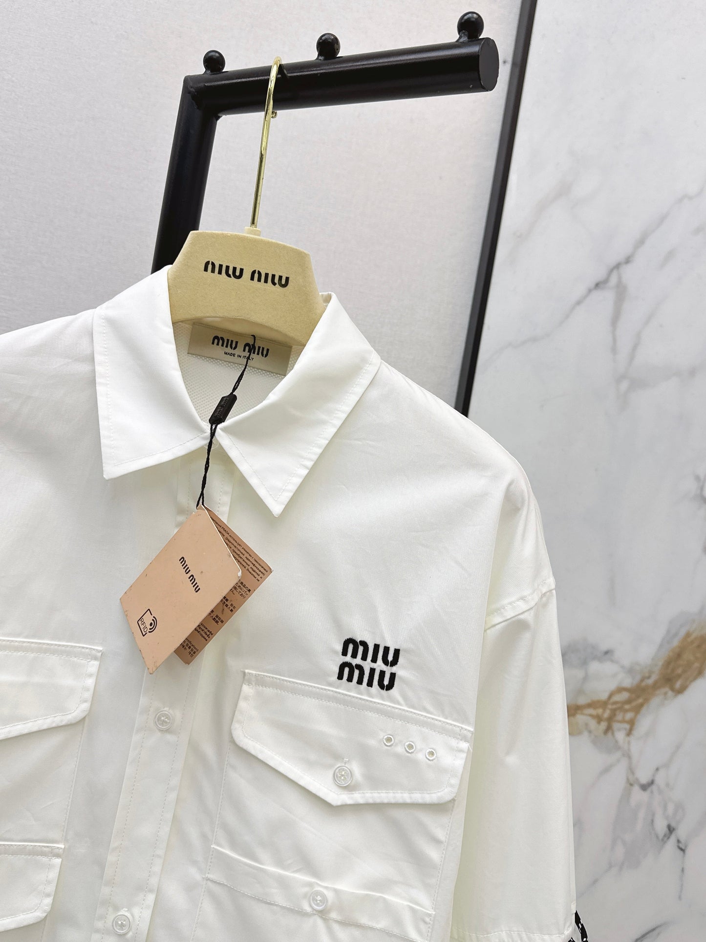 Short-length collared shirt