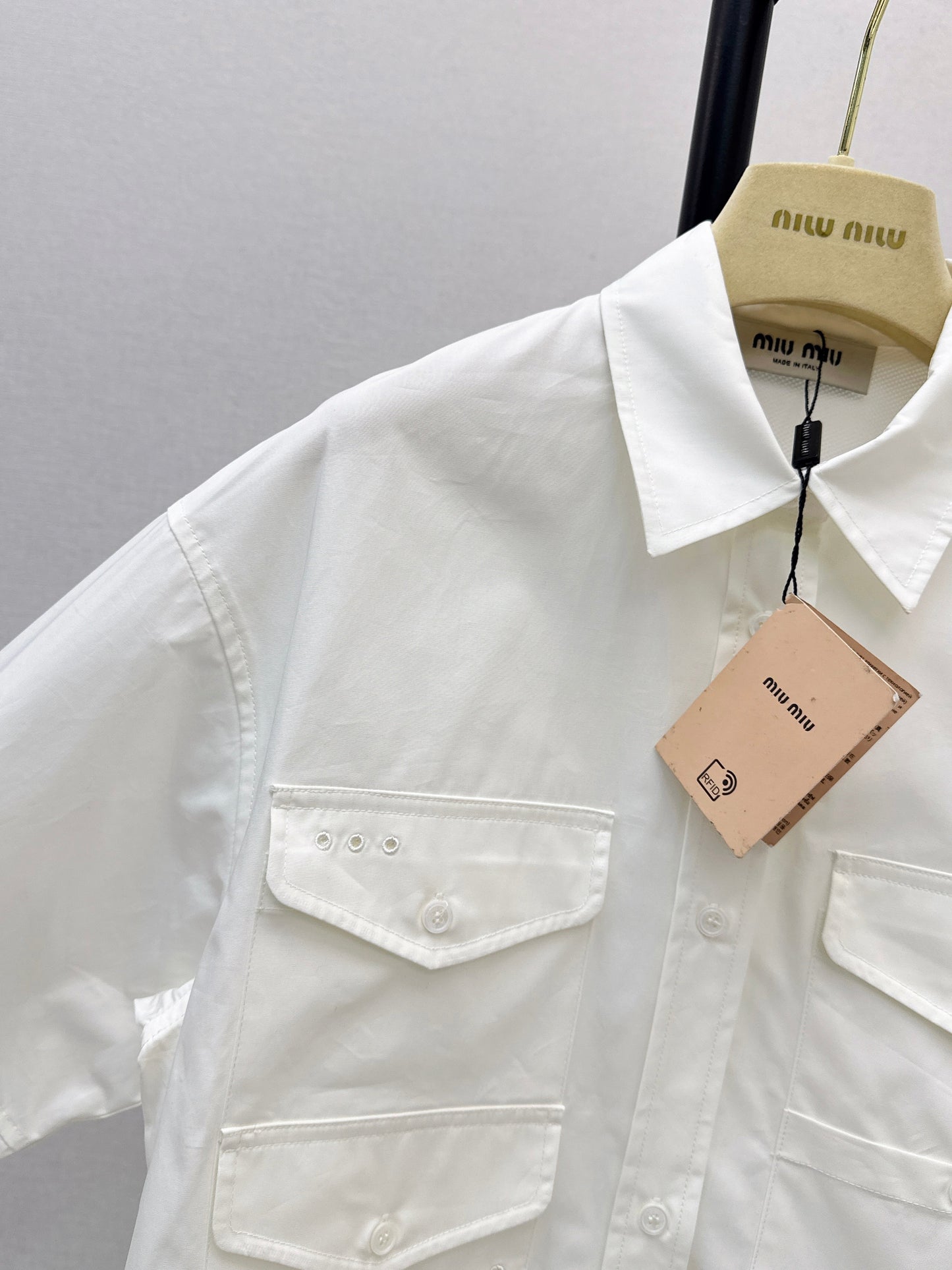 Short-length collared shirt