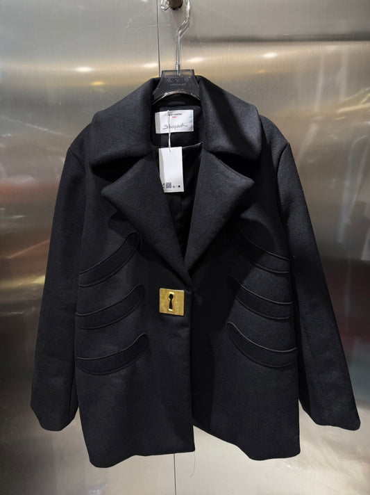 Located suit jacket with lapel