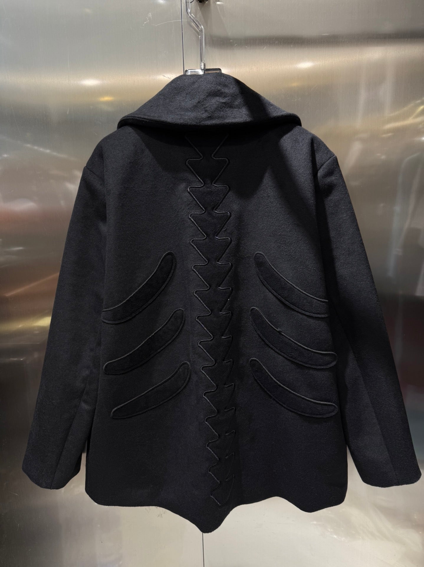 Located suit jacket with lapel